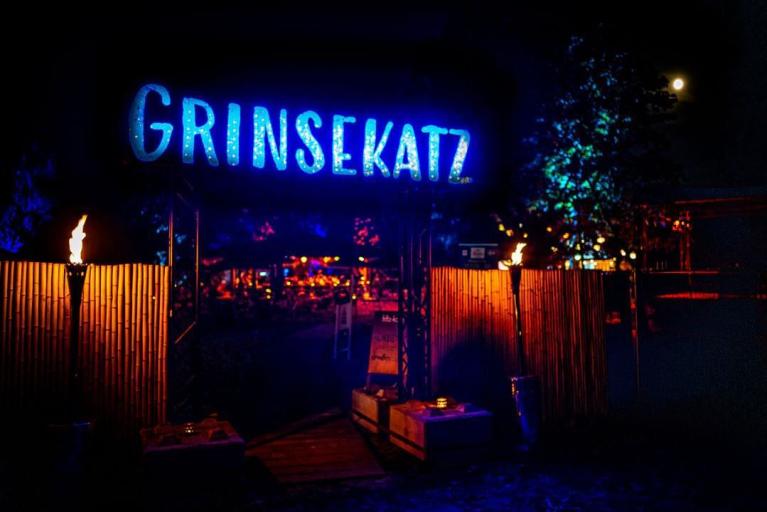 Grinsekatz lädt ein zum „Camping-Zauber“