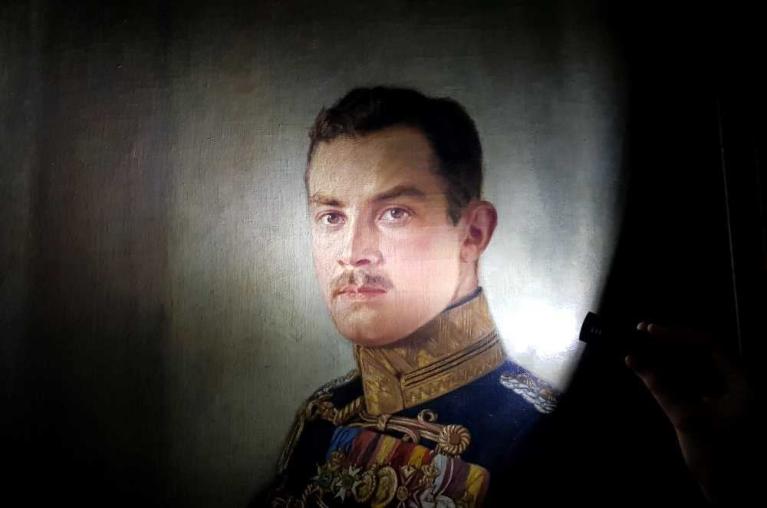 Porträt eines Mannes in Uniform mit Orden auf dunklem Hintergrund