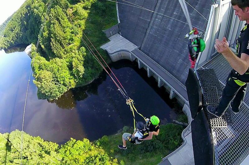 Mutige können sich beim "GigaSwing" mit einem Bungeesprung beweisen