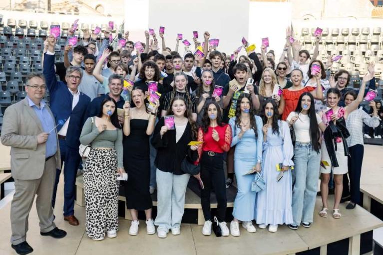 100 Schüler in die Oper