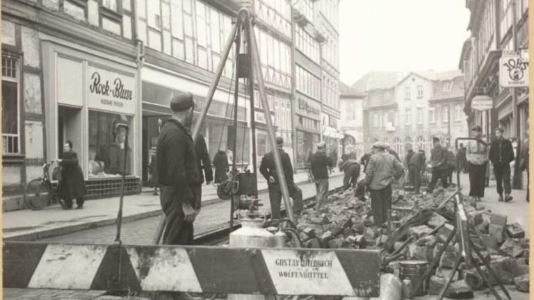 Straßenbahnschienen wieder herausgerissen,