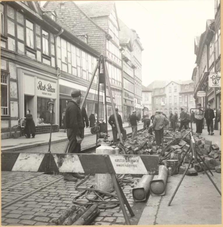 Straßenbahnschienen wieder herausgerissen,