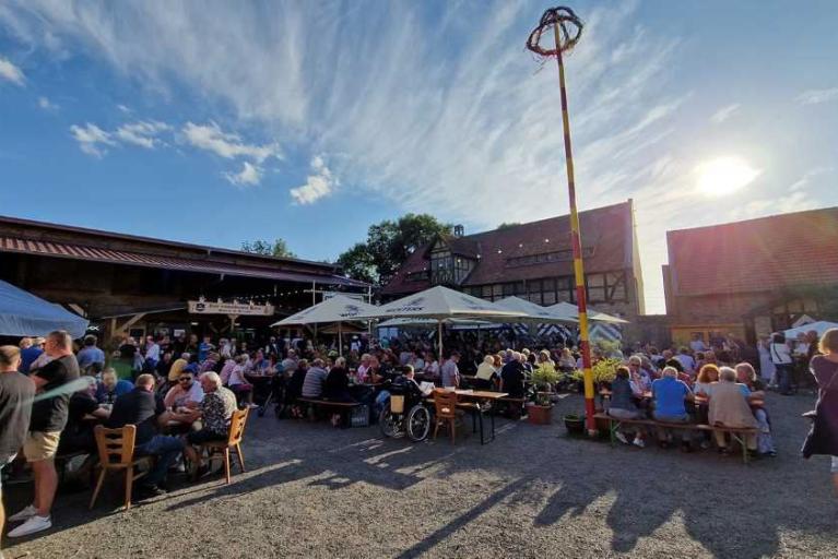 Neue Saison im Biergarten „Zum schwankenden Ritter“