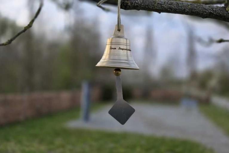 Glöckchenbaum erinnert künftig an die Opfer des KZ