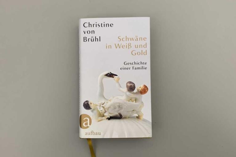 Schwäne in Weiß und Gold