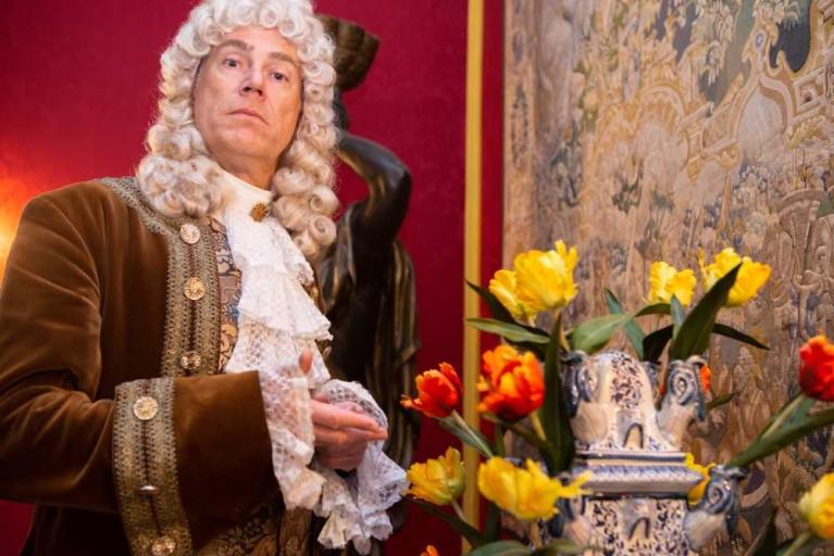 Der Tanzmeister führt im Schloss Museum