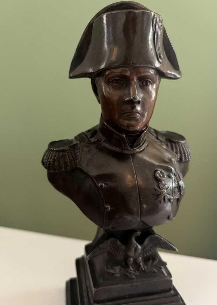 Bronzebüste eines Mannes in Uniform mit hoher Kopfbedeckung auf einem Sockel