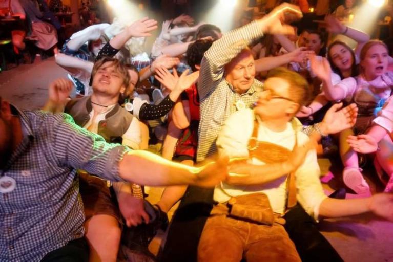Oktoberfest im Biergarten "Zum schwankenden Ritter"