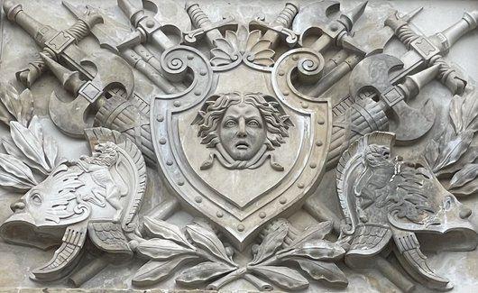 Steinrelief mit Wappenschild, Medusenhaupt und gekreuzten Schwertern