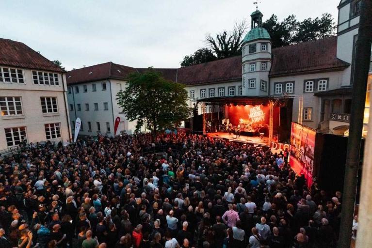 UNSER ALLER FESTIVAL 2027 mit starkem Auftakt