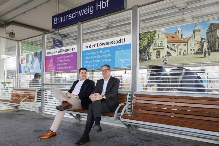 Impressionen aus der Löwenstadt begrüssen Zugreisende