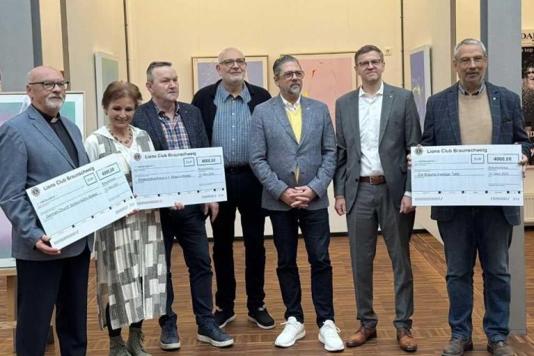 Lionsclub spendet Erlöse aus Weihnachtskugelverkauf