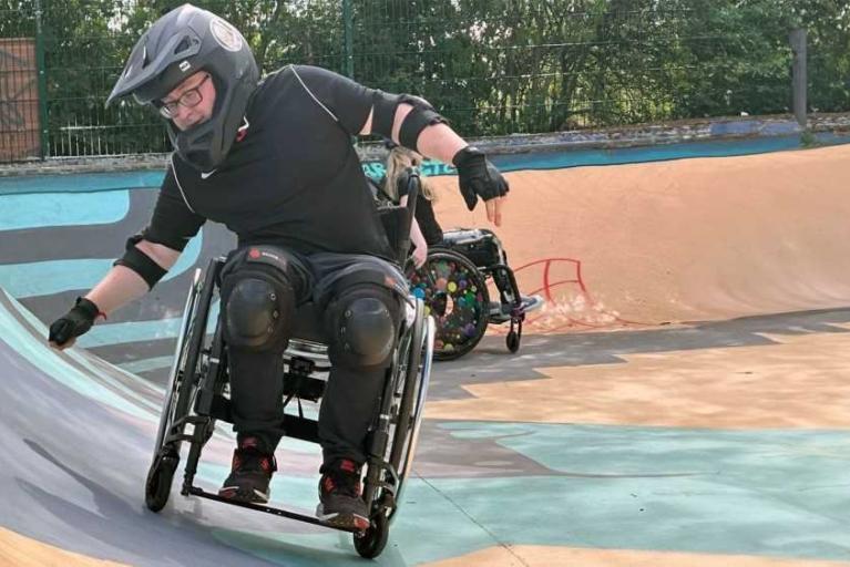 Skaten mit dem Rollstuhl im Trashpark