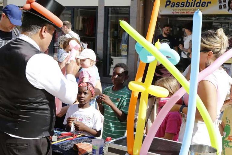 Fröhliche Buddelpause in der Fußgängerzone