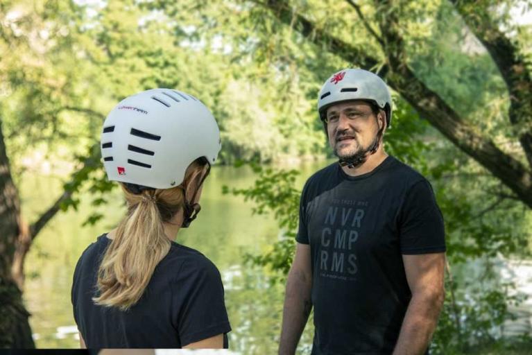 Neu in der Touristinfo: Moderner Helm mit Löwenlogo