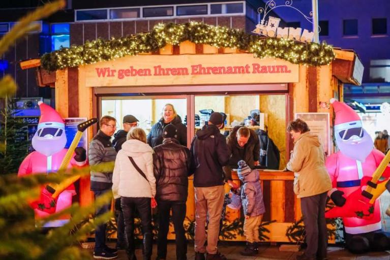 Ehrenamtshütte auf dem Wolfsburger Weihnachtsmarkt