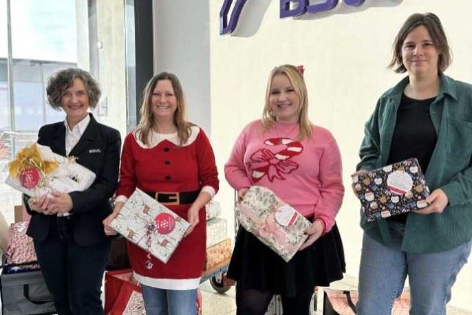 BSVG übergibt 118 Geschenke an Frauenhäuser