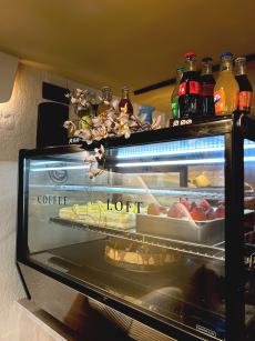 Vitrine mit Kuchen