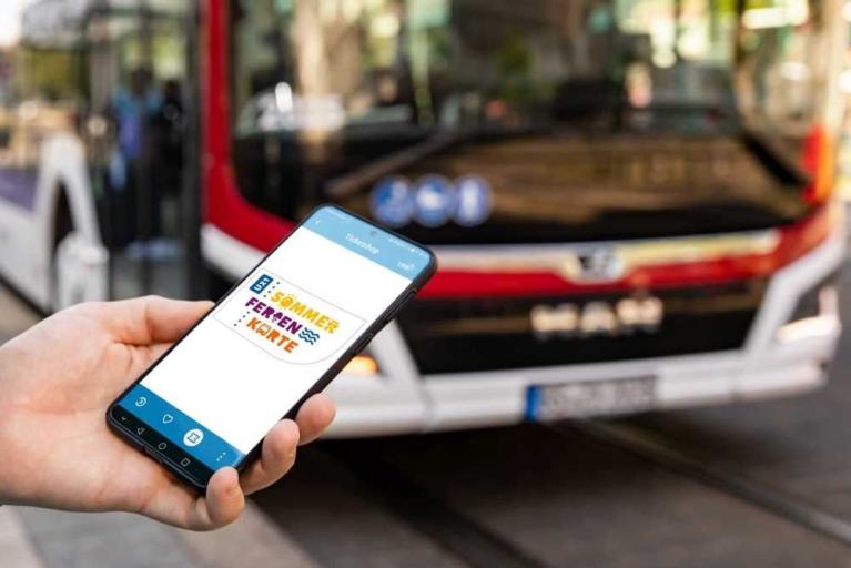Mit Bus und Bahn durch die Sommerferien