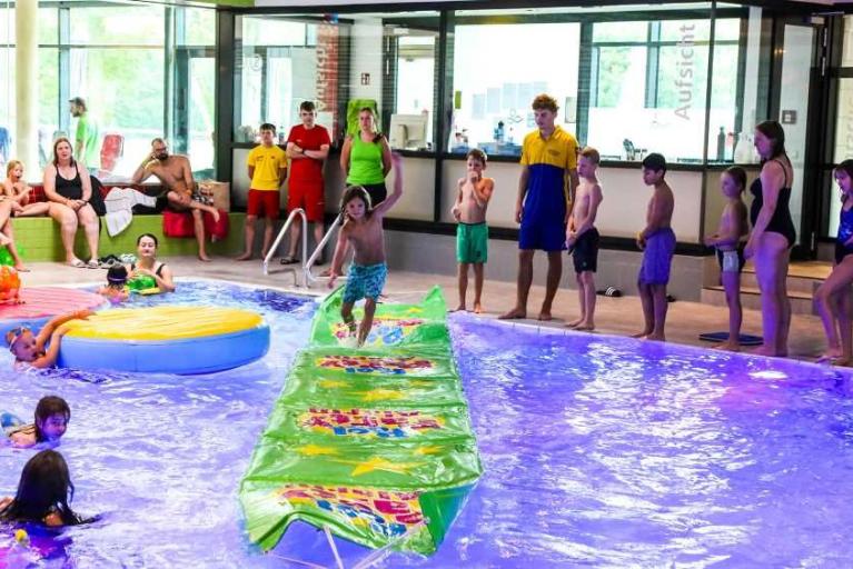 Sommer-Pool-Party verwandelt Stadtbad Okeraue