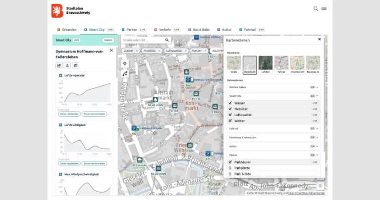 Screenshot einer Stadtplan-Webseite mit Kartenansicht und mehreren Seitenleisten