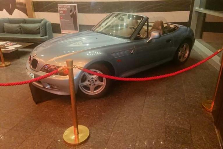 Originale James-Bond-Exponate in der Volksbank BRAWO