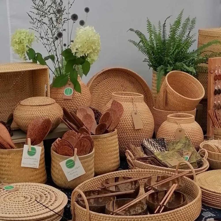 Verschiedene geflochtene Körbe und Schalen aus Naturmaterialien mit Trockenblumen und Pflanzen