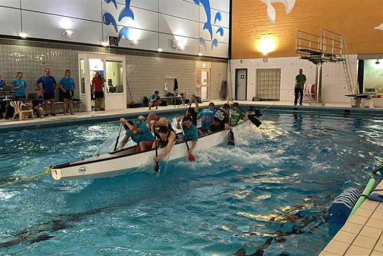Drachenbootrennen im Schwimmbad