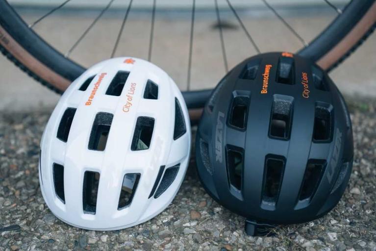 Neue Fahrradhelme und weitere Souvenirs in der Touristinfo