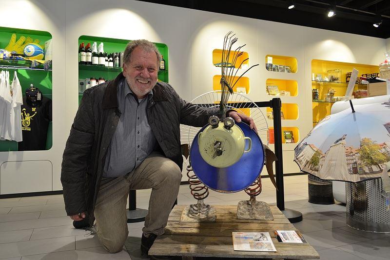 Metallbauer und Künstler Tobias Wehrstedt mit einem seiner Lieblingsmotive dem "Pfau" in der Touristinfo, Kleine Burg 14.