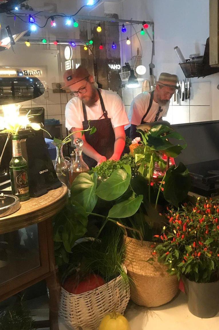 Alex und Casi bei der Arbeit.