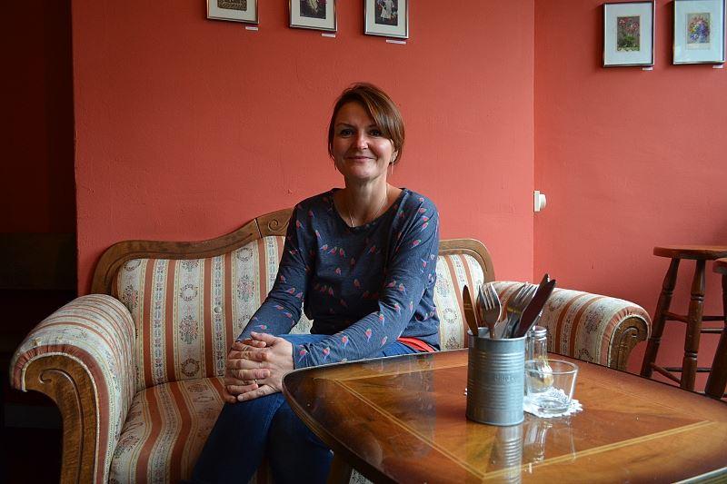 Kerstin Wegener auf dem Sofa