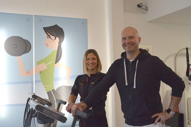 Studio-Inhaber und Personal EMS-Trainer Martin Roth mit "Versuchskaninchen" Kathrin Rieck (Redakteurin bei BS-Live!).