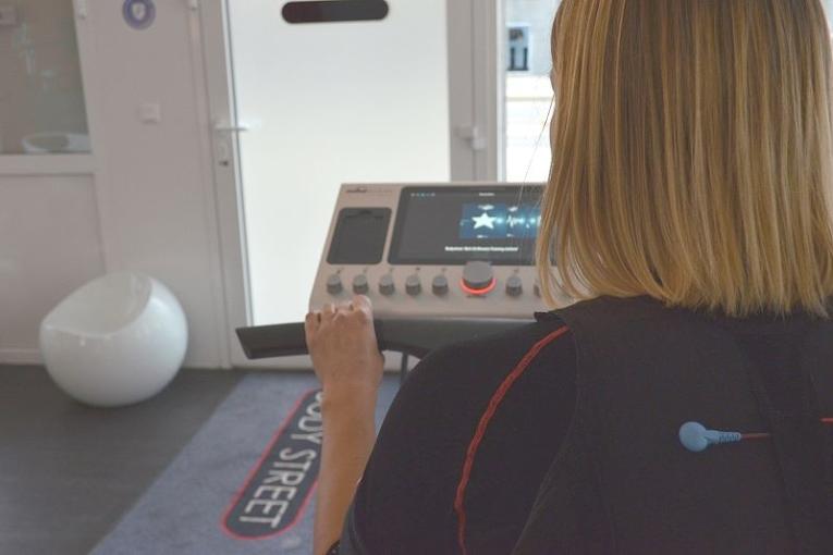 Alle vier Sekunden wechseln Bewegungs- und Halteübungen ab, die auf dem Display in verschiednen Farben angezeigt werden.