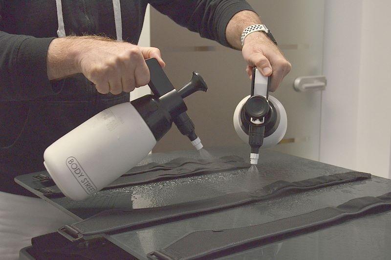 Vor dem Training werden Weste und Gurte für eine optimale Leitfähigkeit der Impulse mit warmem Wasser angefeuchtet.