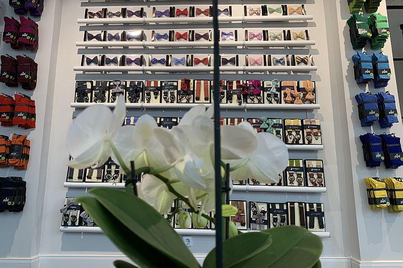 Neben Anzügen und Hemden gibt es im Laden eine große Auswahl an Fliegen, Krawatten, Socken und Hosenträgern.