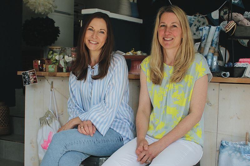 Annika und Anabel im neuen Café und Laden "Okerblau" am Elise-Averdieck-Platz.