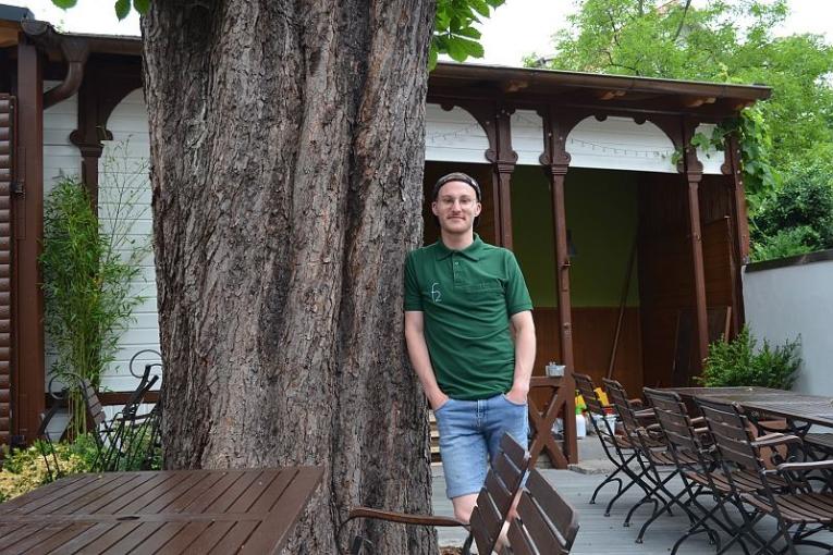 Inhaber Johannes Stöhr im dazugehörigen "Kastaniengarten"