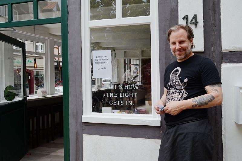 Inhaber Chris Rank vor dem "neuen" Riptide am Magnikirchplatz.