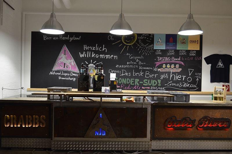 Im Tap Room eine Etage über dem Braukeller gibt es jeden Donnerstag zwischen 17:00 und 21:00 Uhr die frischen, handgebrauten Sorten zu probieren.