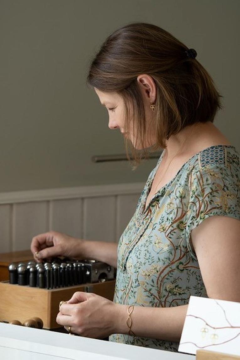 Gese Schüler beim Goldschmieden in ihrer Galerie.