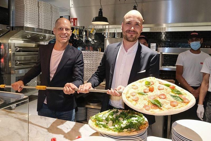 Backen wirs an: Jan Hausen, Geschäftsführer L’Osteria Wolfsburg und Michael Ernst, Centermanager der Designer Outlets Wolfsburg.