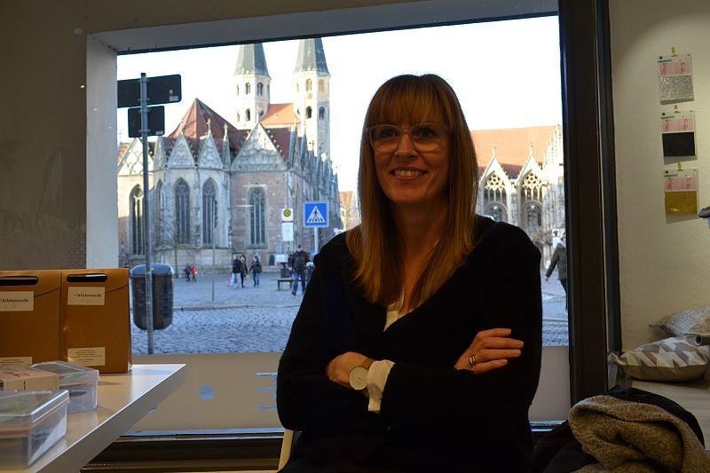 Inhaberin Christiane Colsman genießt täglich den schönen Ausblick auf den Altstadtmarkt.
