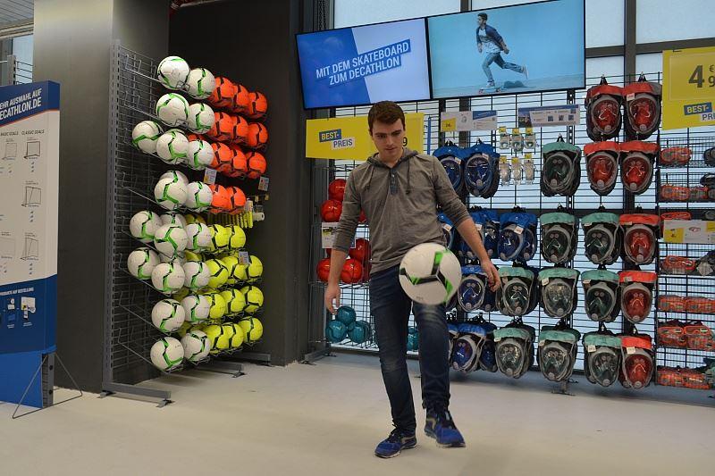 Filialleiter und Fußballfan Kevin De Caesteker zeigt ein paar Tricks am Ball.