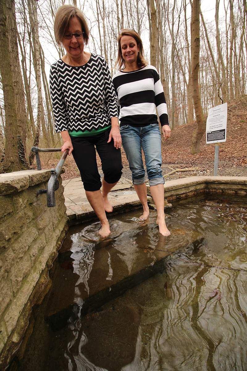 Kneippen zu jeder Jahreszeit: Carola Ueberhorst und Nicole Lüdicke am Plünneckenbrunnen unweit des Thermalsolbades.