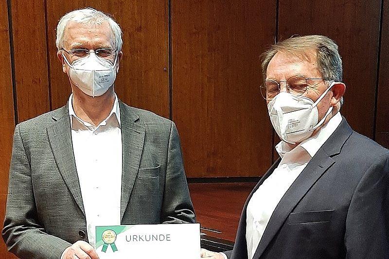 Wieslaw Puzia, Vorsitzender des ATB, hat Edgar „Eddy“ Wernhardt in den Ruhestand verabschiedet.