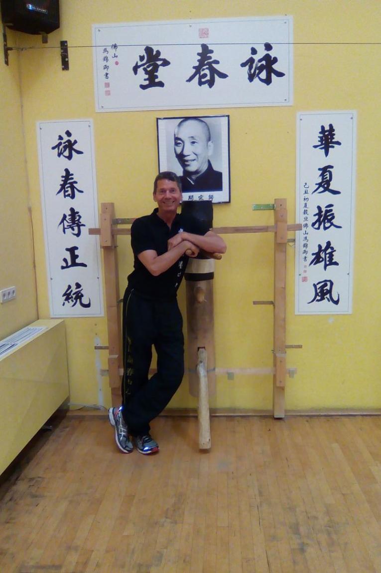 Sifu Peter Graun an der hölzernen Trainingspuppe.