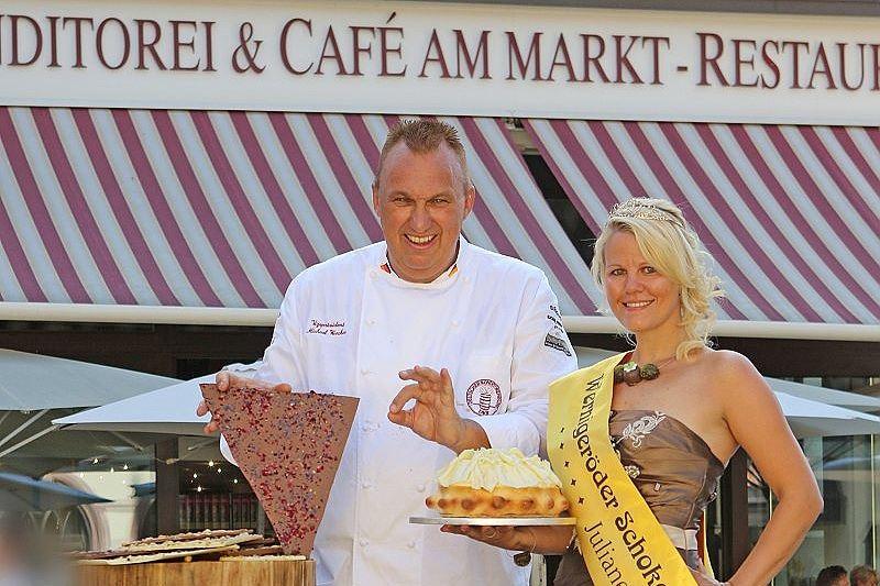 Landesinnungsmeister der Konditoren Sachsen Anhalt und Vizepräsident des Deutschen Konditorenbundes Michael Wiecker mit Schokokönigin Juliane Wiecker.