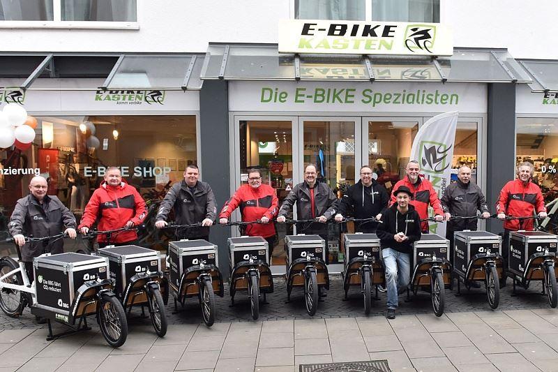 Übergabe der neuen E-Lastenfahrräder