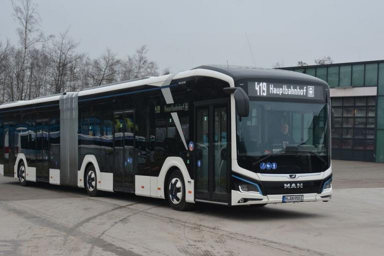 BSVG hat E-Gelenkbus eine Woche im Testbetrieb